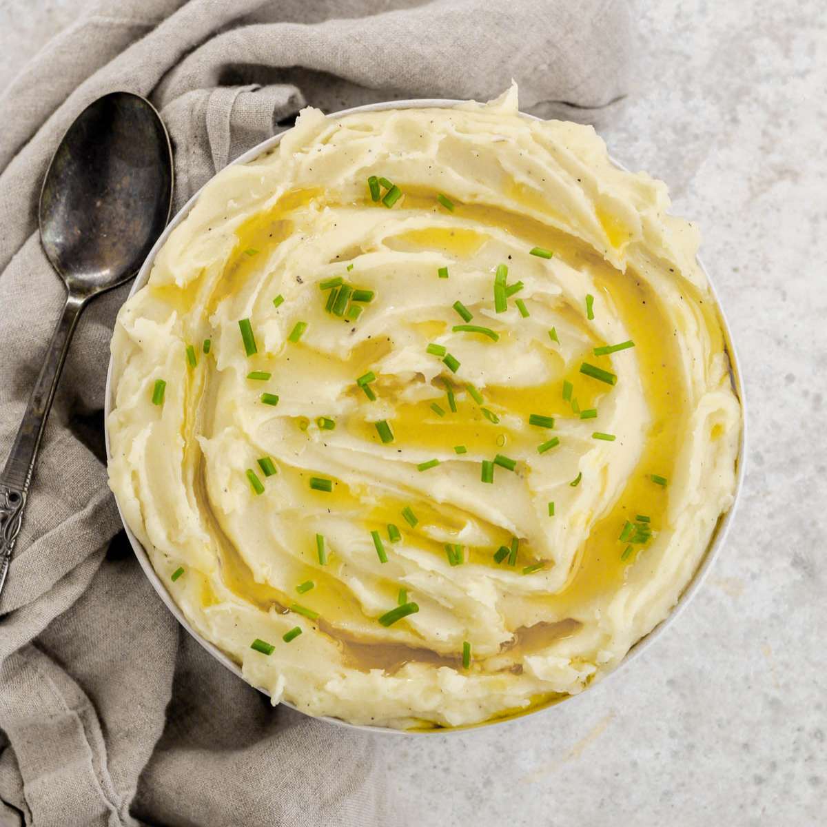 A bowl filled with creamy mashed potatoes.